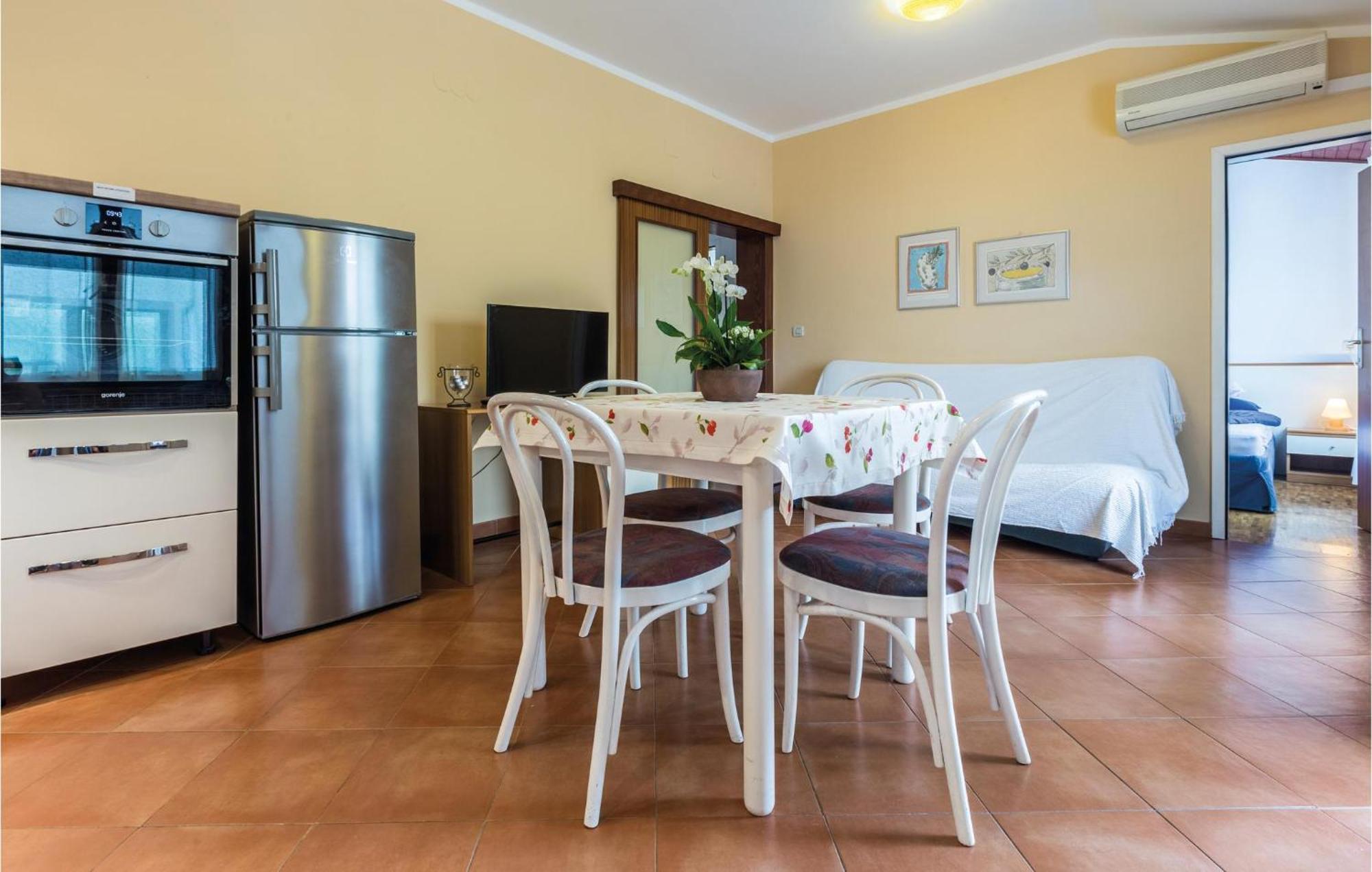 Gorgeous Apartment In Porec With Kitchen Eksteriør bilde